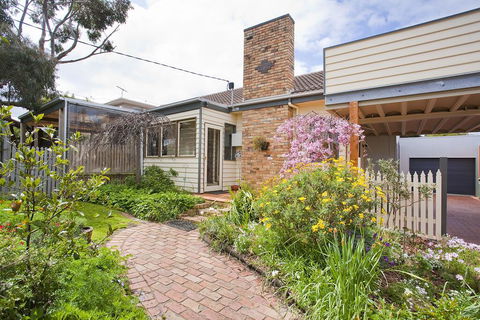 Charles Central Oasis 8 - Australian Directory 3