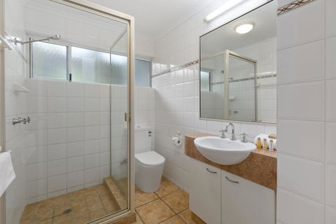 Charming Noosa Heads Apartment, Laguna Bay Views - Unit 6 Taralla 18 Edgar Bennett Avenue - Australian Directory 3
