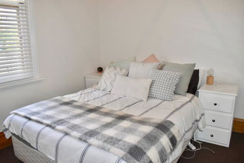 Charming Terrace House On Tree Lined Street - Australian Directory 2
