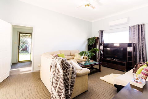 Coal D' Vine Cottage - Cessnock NSW - Australian Directory 3