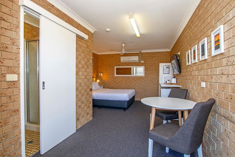 Coast Inn Motel - Australian Directory 2
