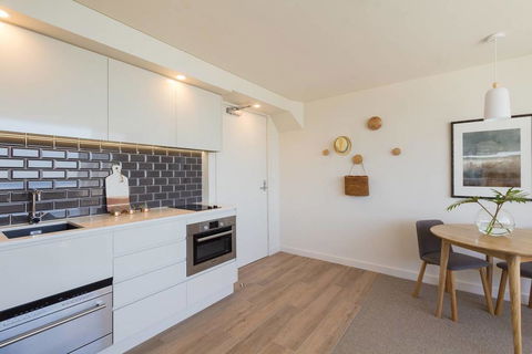 Coastal Chic Designer Apartment - Australian Directory 2
