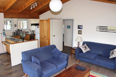 Cockatoo Cabin - Australian Directory 1