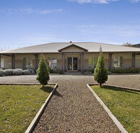 Collins Retreat - 4 Bedroom home with Pool - Australian Directory