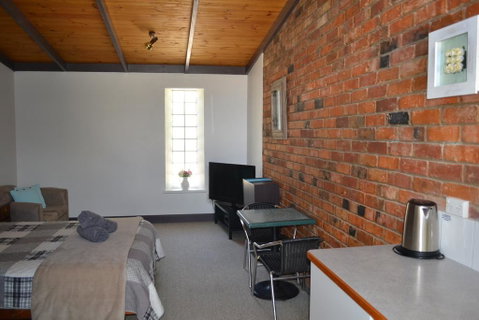 Colonial Motel - Australian Directory 1