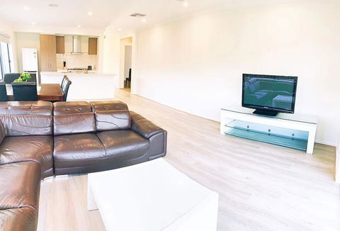 Comfortable 4BR 2Bath House Tarneit Melbourne - Australian Directory 2