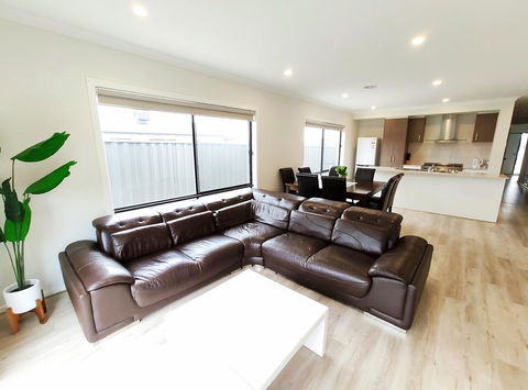 Comfortable 4BR 2Bath House Tarneit Melbourne - Australian Directory 0