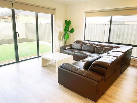 Comfortable 4BR 2Bath House Tarneit Melbourne - Australian Directory 1