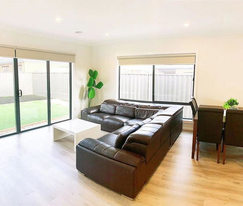 Comfortable 4BR 2Bath House Tarneit Melbourne - Australian Directory 3