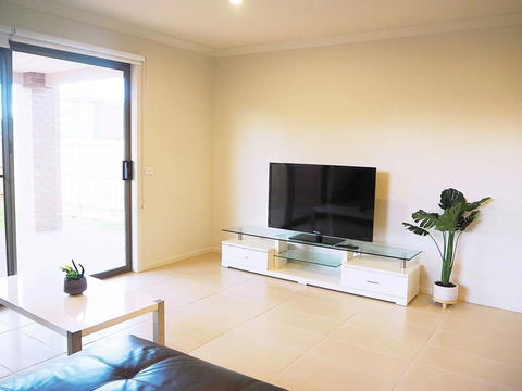Comfortable 5BR House 6mins To Werribee Station.Great Ocean Road Tourist Stopover - Australian Directory 2