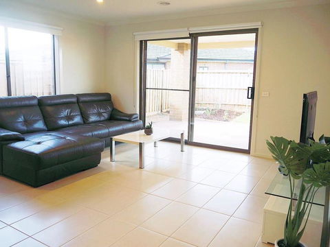 Comfortable 5BR House 6mins To Werribee Station.Great Ocean Road Tourist Stopover - Australian Directory 1