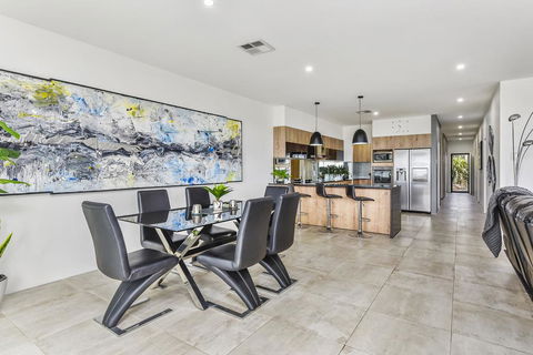 CONROE EXECUTIVE TOWNHOUSE - MODERN & STYLISH - Australian Directory 2