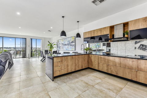 CONROE EXECUTIVE TOWNHOUSE - MODERN & STYLISH - Australian Directory 1