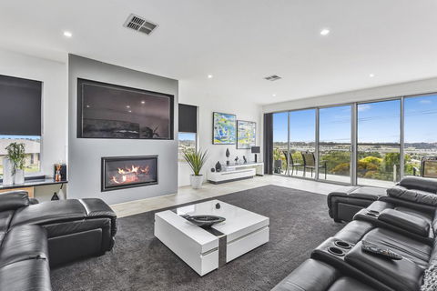 CONROE EXECUTIVE TOWNHOUSE - MODERN & STYLISH - Australian Directory 0