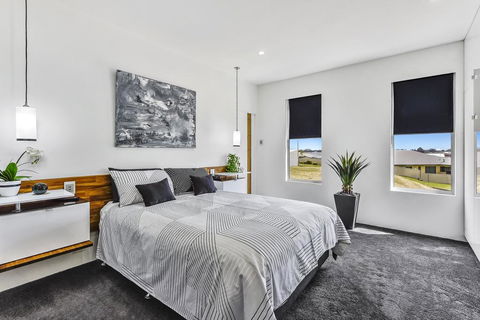 CONROE EXECUTIVE TOWNHOUSE - MODERN & STYLISH - Australian Directory 3