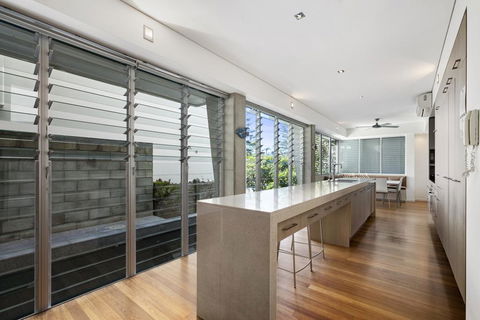 Contemporary & Central, Sunshine Beach - Australian Directory 3