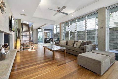 Contemporary & Central, Sunshine Beach - Australian Directory 1