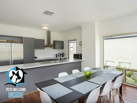 Contemporary Golf Course Frontage 3BR - Australian Directory 2