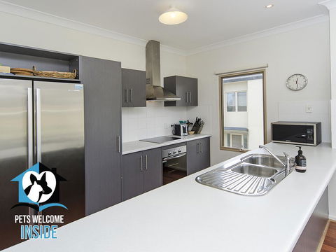 Contemporary Golf Course Frontage 3BR - Australian Directory 3