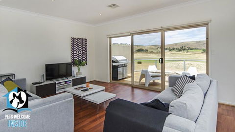 Contemporary Golf Course Frontage 3BR - Australian Directory 1