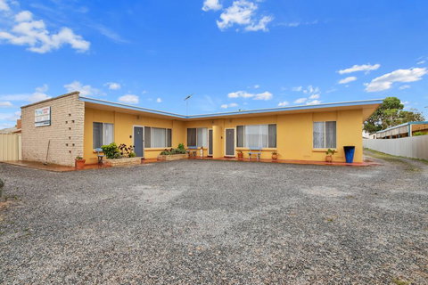 Coobowie Lodge - Australian Directory 3