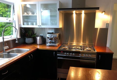 Cool Green Queenslander - Noosaville - Australian Directory 2
