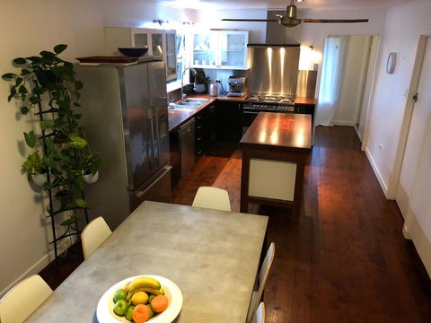 Cool Green Queenslander - Noosaville - Australian Directory 1