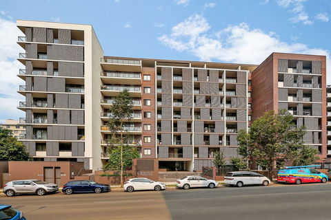 Cosy 3BR Penthouse Close To Westfield And Train - Australian Directory 1