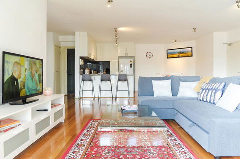 Cosy Apartment Near Racecourse - Australian Directory 0