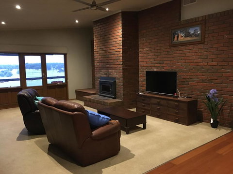 Country Farm House Close To Ballarat - Australian Directory 3