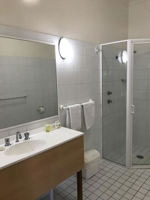 Country Gardens Motor Inn - Australian Directory 2