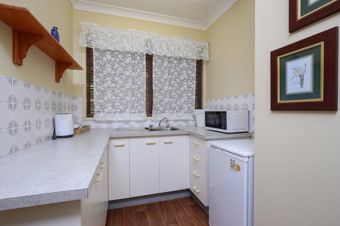 Country Lodge Motel - Australian Directory 2