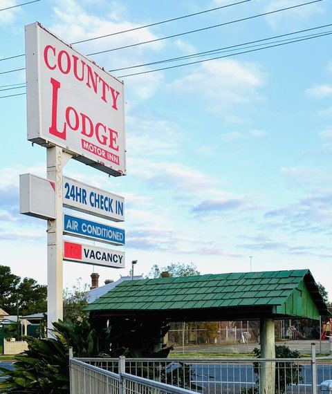 County Lodge Motor Inn - Australian Directory 3