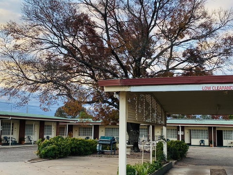 County Lodge Motor Inn - Australian Directory 2