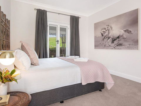 Cowley House - Stunning Entertainer, Views, Pool - Australian Directory 3