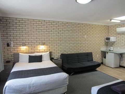 Cowra Crest Motel - Australian Directory 3