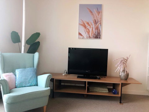 Cozy & Convenient 1Bdr Aparment + FREE Parking - Australian Directory 2