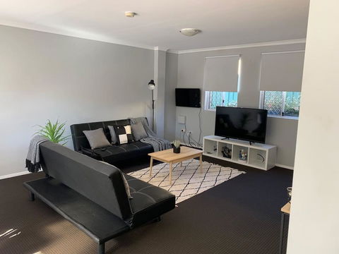 Cozy 3BR Townhouse In Liverpool CBD With Parking - Australian Directory 0
