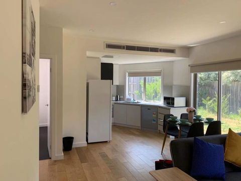 Cozy Ensuite Master Bedroom In Bentleigh East - Australian Directory 2