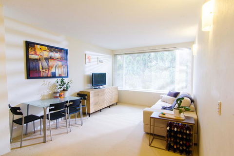 Cozy One Bedroom Apartment In Waverton - Australian Directory 0