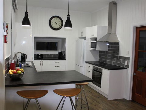 Creekview Cottage - 70 Lock Street - Australian Directory 1