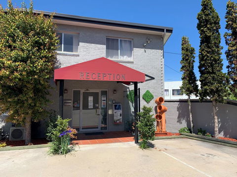Crest Motor Inn - Australian Directory 0