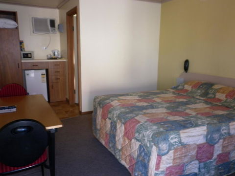 Daydream Motel And Apartments - Australian Directory 1