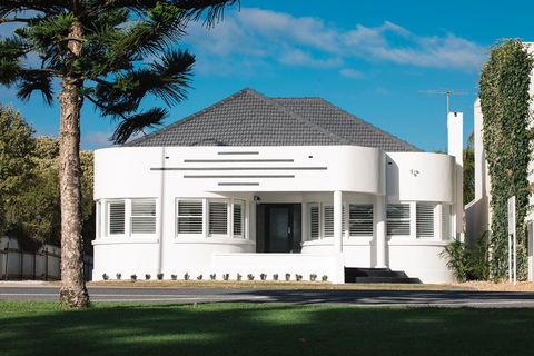 Deco Beach Luxury Apartments - Australian Directory 0