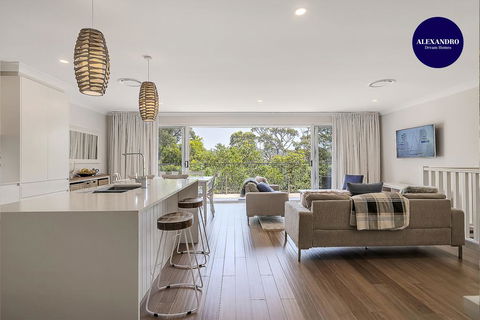 DESIGNER HOLIDAY BEACH PAD // 4 BED // COPA - Australian Directory 0