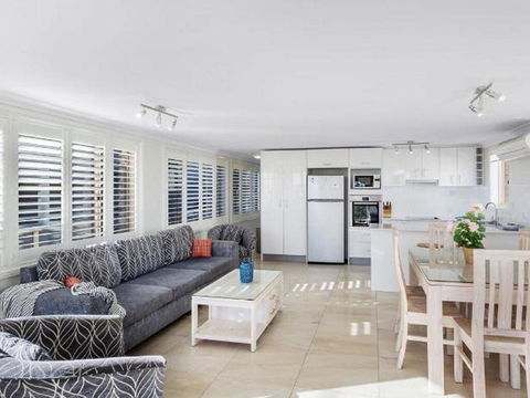 Dolphin Watch@Nelson Bay - Australian Directory 1