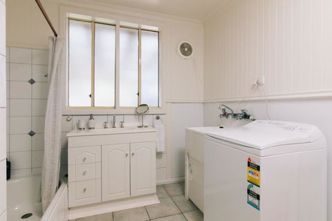 DOVESTONES BY THE SEA - INVERLOCH - Australian Directory 2