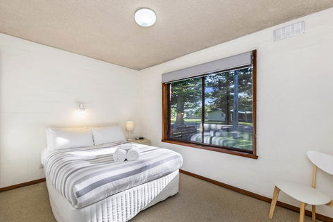 Eastern Beach Units #3 - Australian Directory 2