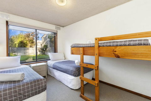 Eastern Beach Units #3 - Australian Directory 1