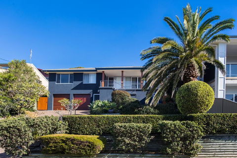 Easy Living At 14 Daphne Street - Australian Directory 1